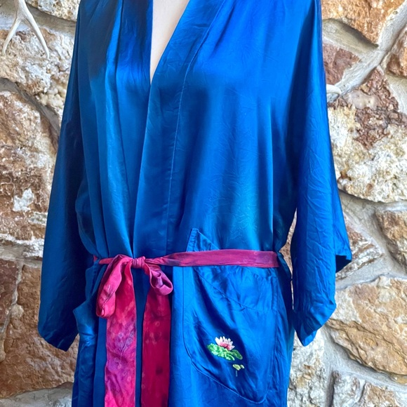 Vintage 80s 90s Blue Silk Kingfisher Lotus Pond Embroidered Chinese Kimono Robe - Picture 9 of 10